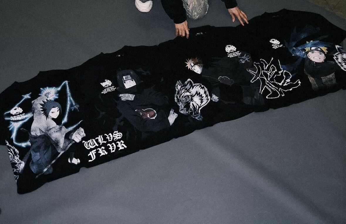 トップス Darc Sport ITACHI SIDE OVERSIZED TEE BK DARC SPORT X NARUTO X ITACHI ENERGY “SIDE TO SIDE” AKATSUKI