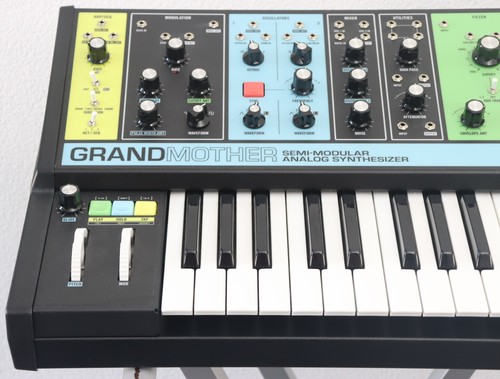 Moog Grandmother - Sintetizador 32 teclas + EMBALAJE ORIGINAL + 2 años de garantía - Imagen 3 de 7
