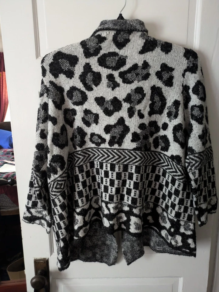 Joseph A. 1X Woman Open Front  Cardigan Pockets Black/Gray Leopard Print Soft - Image 2 of 4