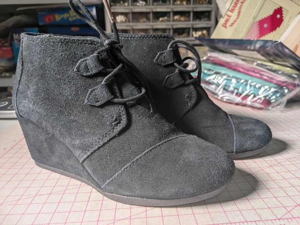 Botas Toms para mujer W7 Desert tacón de cuña botines al tobillo negro gamuza zapato con cordones Foto 2 de 4