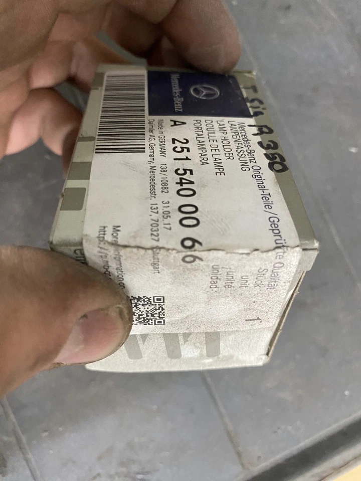 Гнездо лампы Mercedes-Benz 251-540-00-66 подходит для R350 R320 R500 2006-2012 годов выпуска новое из старых запасов - Изображение 2 из 3