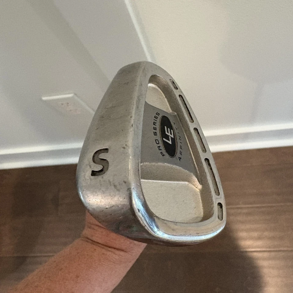 Club de Golf Affinity LE Pro Series HM-650 Sand Wedge Acero Inoxidable Luz Flex Foto 3 de 4