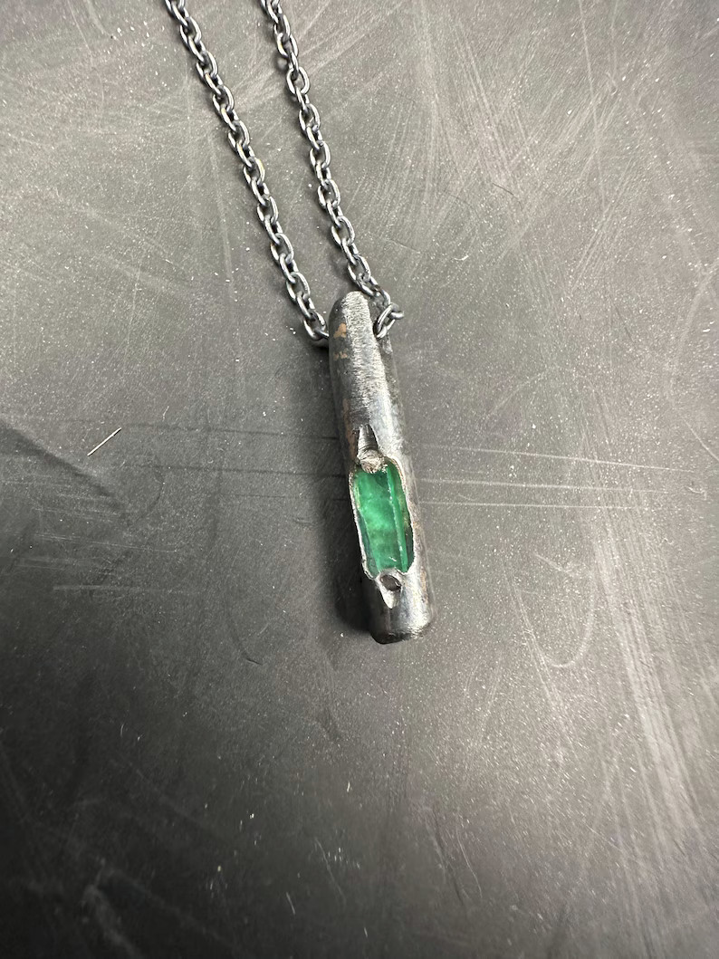 Hombre Colgante Collar: Esmeralda Oxidada 14K Oro Blanco Sobre Redonda Barra ...