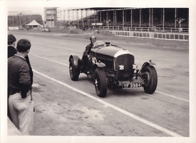BENTLEY AUTO Nr. YF 3984, AUTO Nr. 40, AUF DER SEITE DER RENNSTRECKE FOTO.