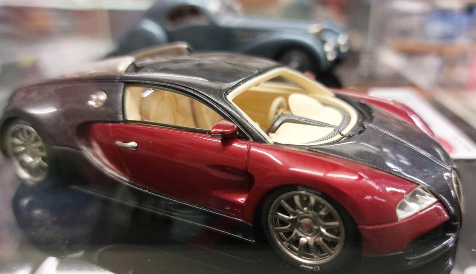 BUGATTI Veyron 16,4 + 57SC ATLANTIC 1936con vetrina Looksmart scala 1:43 - Immagine 4 di 4
