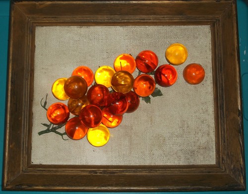 VINTAGE GRAPES LUCITE ACRYLIC MID CENTURY FRAMED ORANGE 18 GRAPES CLUSTER - Picture 2 of 10
