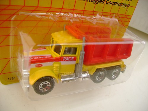 1993 MATCHBOX SUPERFAST MB 30 PACE PETERBILT QUARRY TRUCK RED DUMP NEW ON CARD - Picture 3 of 3
