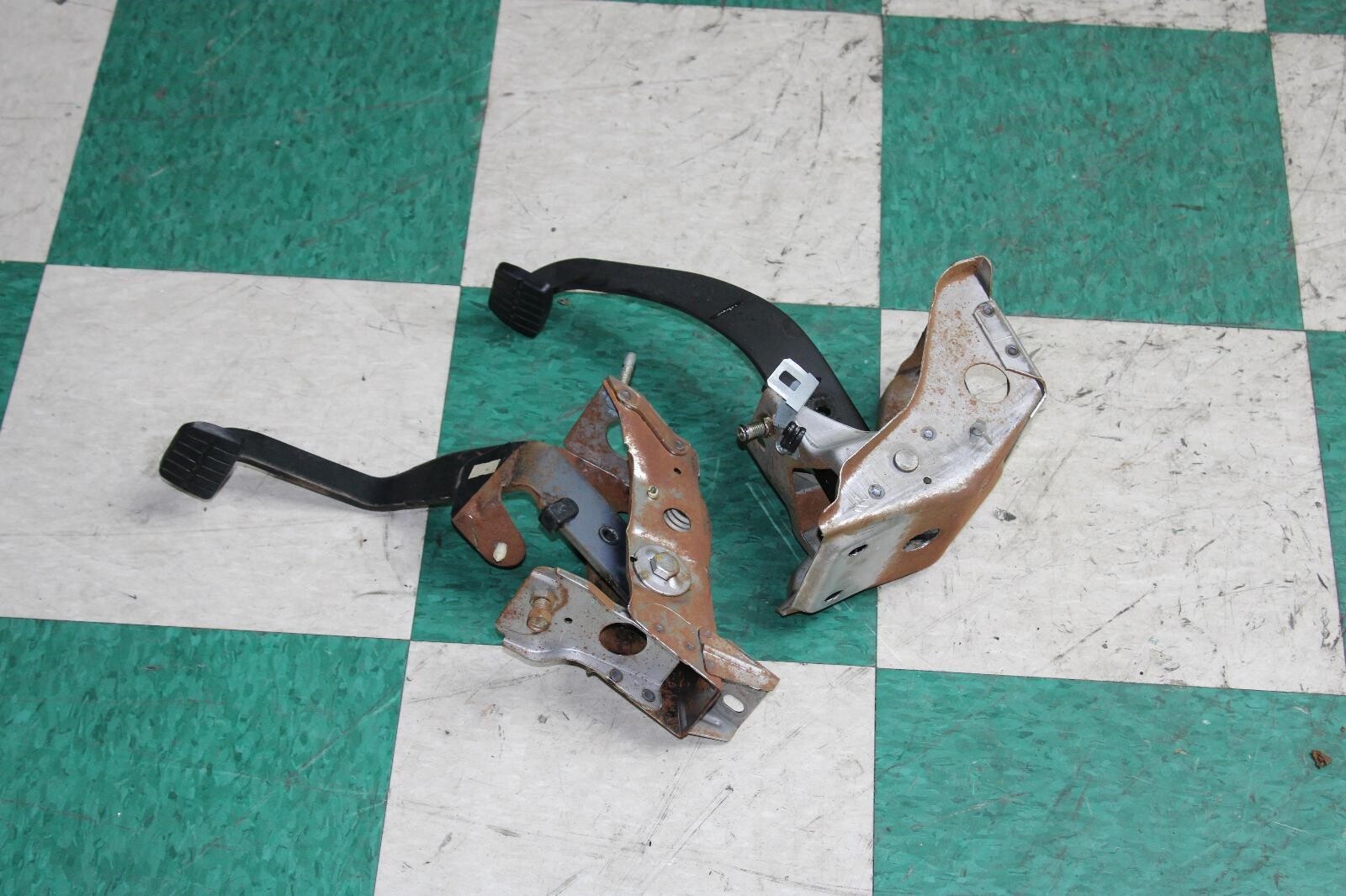 9197 Nissan Pickup D21 Hardbody Brake And Clutch Pedals Pair Assembly