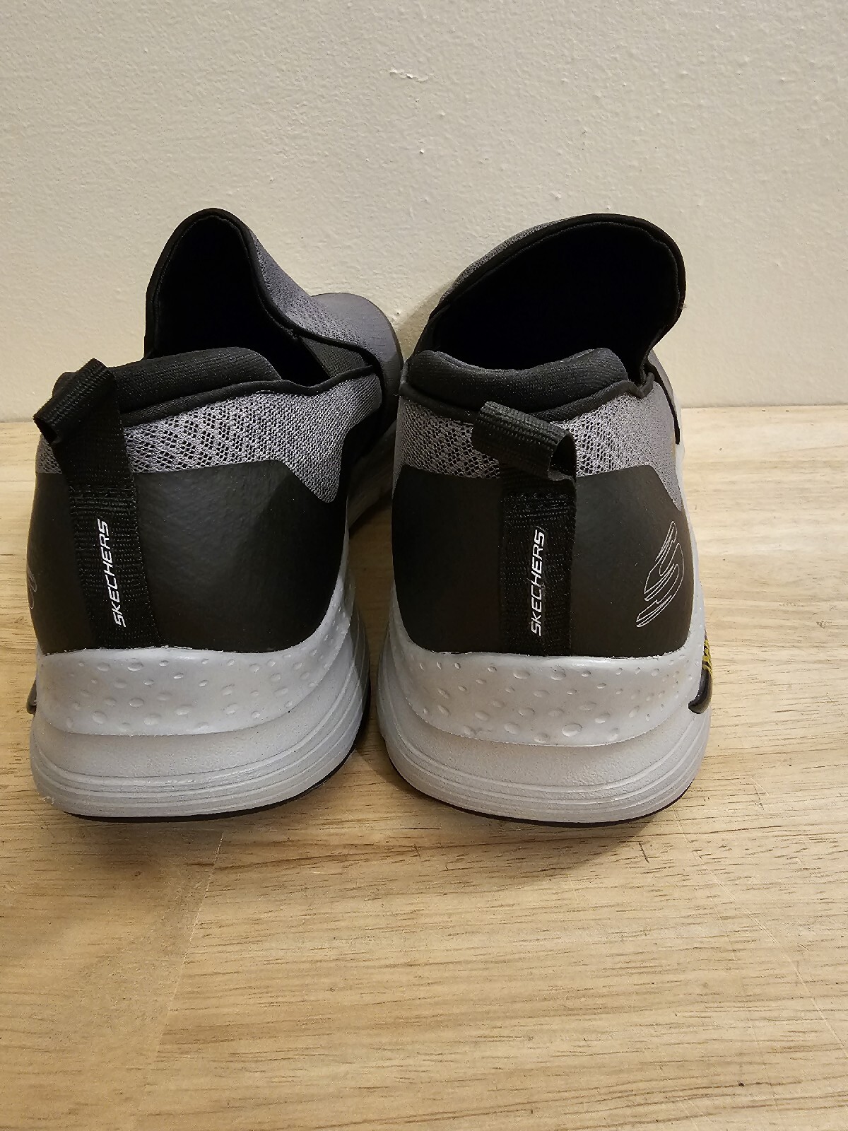 Skechers Air-Cooled Arch Fit Men’s Size 11.5 Gray / Black Slip On Sneakers NWT