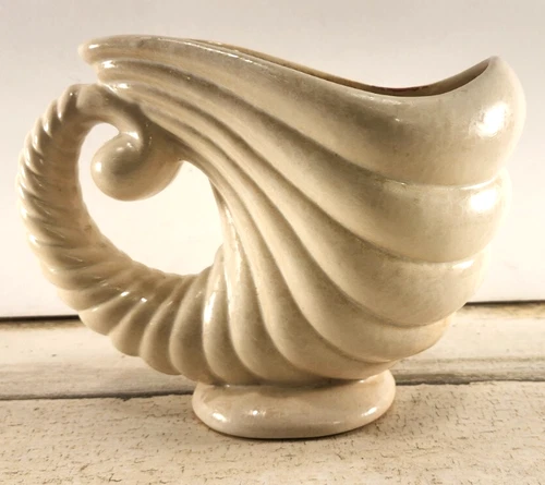 VTG Roseville Off White Carnelian Horn of Plenty Cornucopia Vase 556-6 See Pics