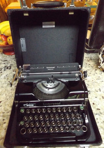 EXCELLENT UNDERWOOD CHAMPION ANTIQUE TYPEWRITER + CASE - TESTED & WORKS GREAT!!!