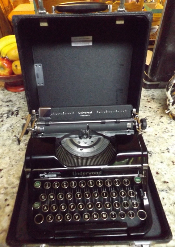 EXCELLENT UNDERWOOD CHAMPION ANTIQUE TYPEWRITER + CASE - TESTED & WORKS GREAT!!!