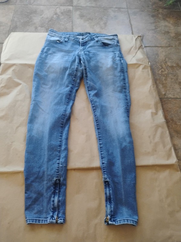 Women's Nice Jeans Guess Brand Size 29, Not Plus Sized.