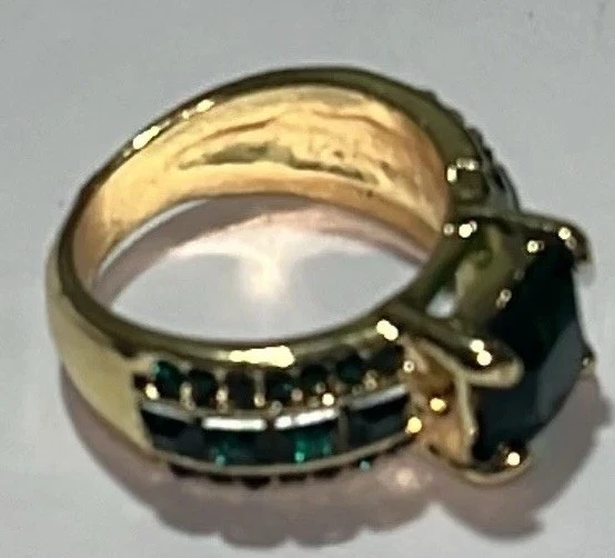 Anel de coquetel tamanho 6 verde esmeralda criado em laboratório acabamento em tom dourado conjunto de canais - Imagem 4 de 4
