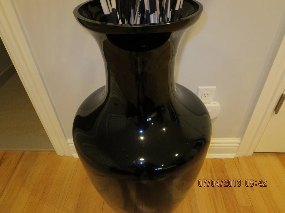 БОЛЬШАЯ НАПОЛЬНАЯ ВАЗА ИЗ ЧЕРНОГО СТЕКЛА — ВЫСОТА 32 ДЮЙМА X 47 ДЮЙМОВ ВОКРУГ — ТОЛЬКО САМОВЫВОЗ — #Y18A - Изображение 2 из 4
