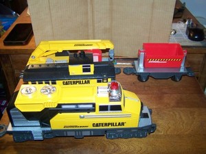 CATERPILLAR BATTERY OPERATED TRAIN 4 CARS