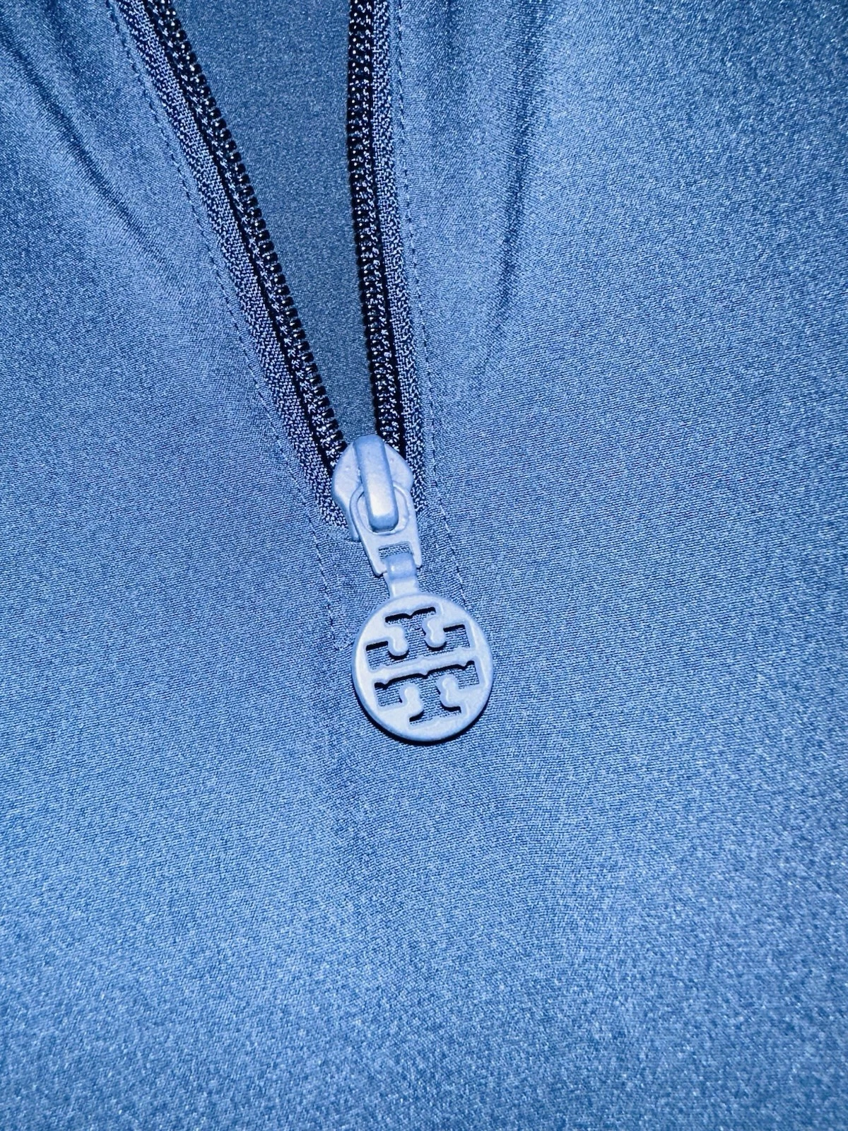 Abito da golf TORY BURCH Sport Large blu navy con colletto zip performance plissettato ?