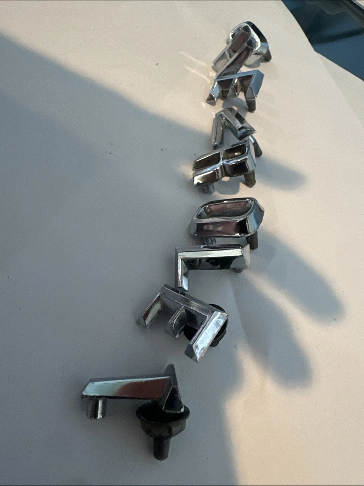 Chevrolet Impala Bel Air 1960 1961 capó letras "Chevrolet" Foto 3 de 4