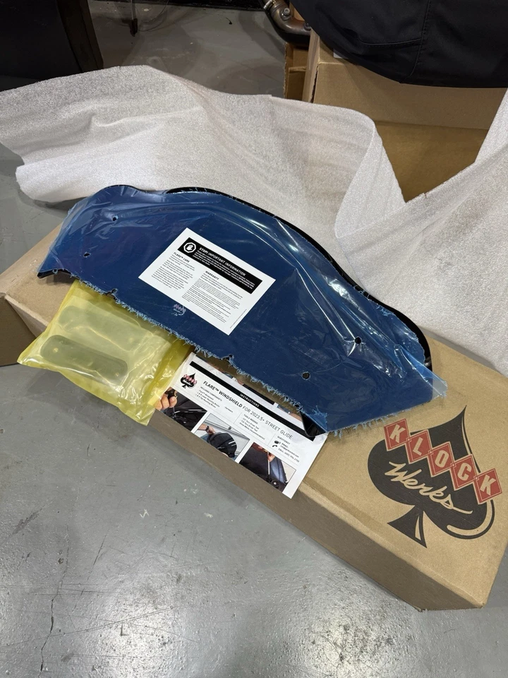 Parabrisas negro liso acampanado Klock Werks 8" Harley Street Glide FLHX 2023,5-25 Foto 4 de 4