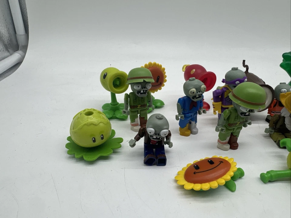 Lot Of 20 And Accessories knex plants vs zombies Collectible Zombies - Image 2 of 4