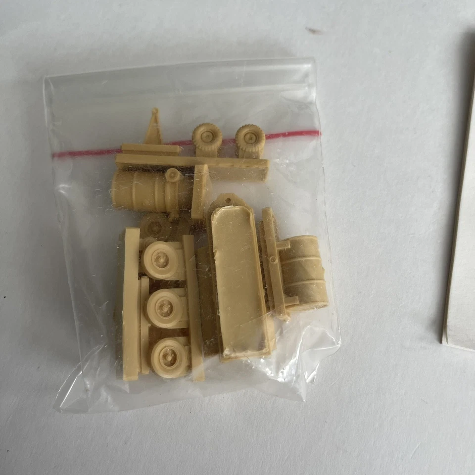 Verlinden Productions (1999) 1:48 Scale Airfield Fuel Carts/Oil Carts - Image 3 of 4