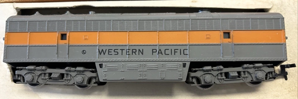 Lionel/Rivarossi 0523 Western Pacific Dummy Non-Powered ~ B Unit ~ Pre Owned - Image 2 of 4