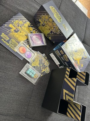 Pokémon Surging Sparks Englisch  Top-Trainer-Box ( Geöffnet ) LEERBOX