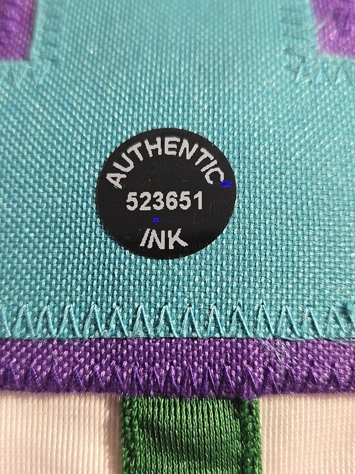 Camiseta deportiva autografiada por Kemba Walker de los Charlotte Hornets Foto 4 de 4