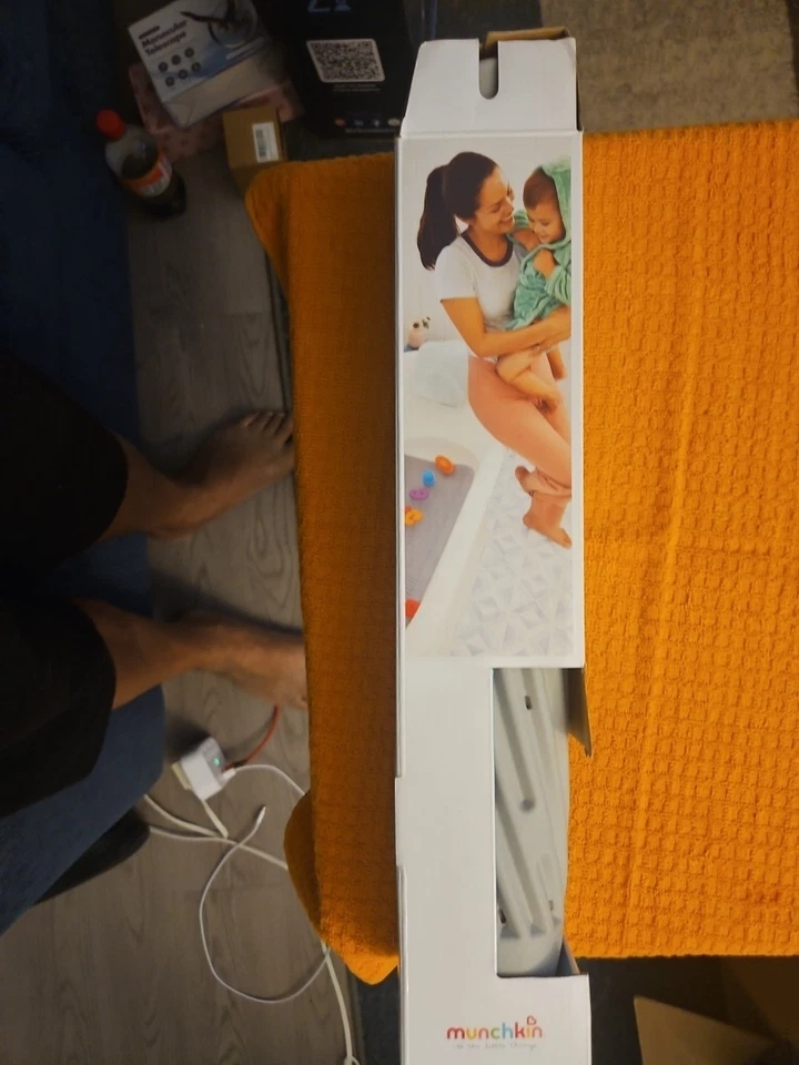 Munchkin Alfombra de Baño para Bebé Punto Suave para Bañera, Alfombra de Bañera Acolchada 36"x17", Gris  Foto 4 de 4