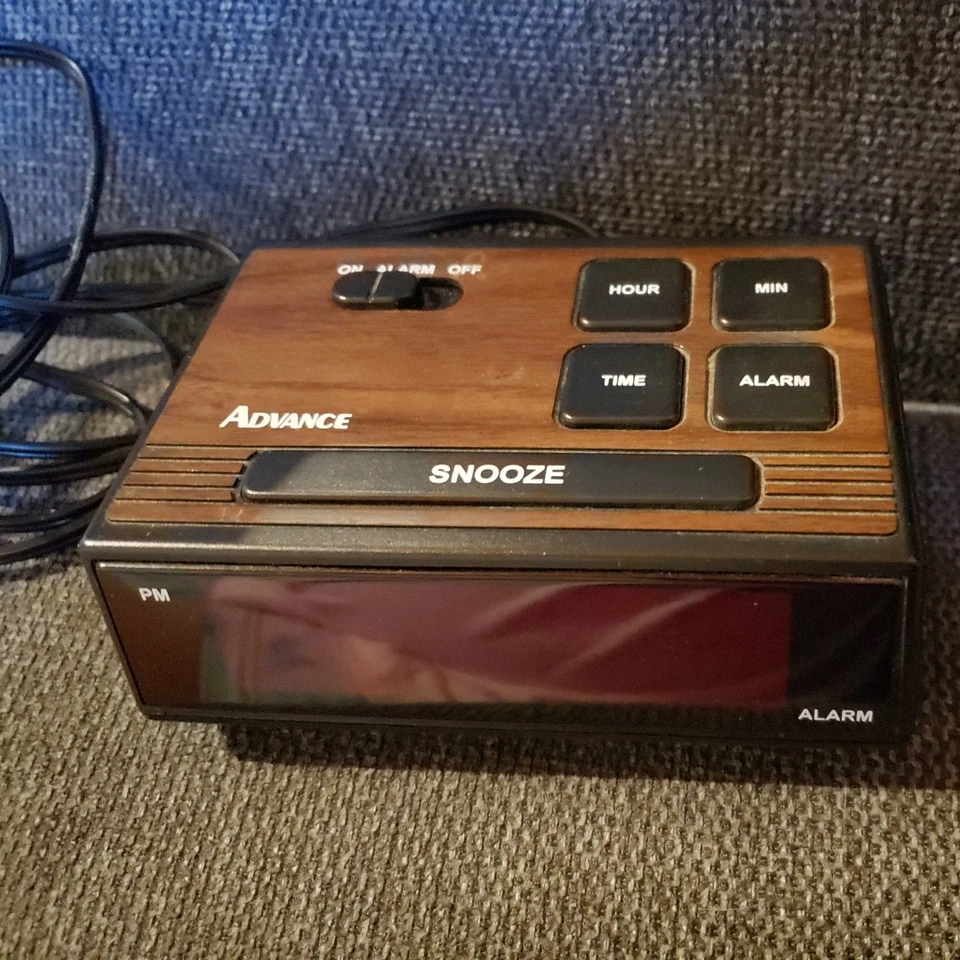 Advance. Digital Alarm Clock Wood Grain Snooze Model 4047 ...Works May2007 - Image 2 of 4
