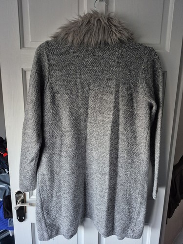 Graue flauschige Strickjacke - Bild 3 von 3
