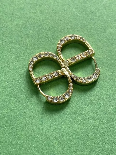 Boucles d'oreilles créoles Dior dorées style classique motif monogramme