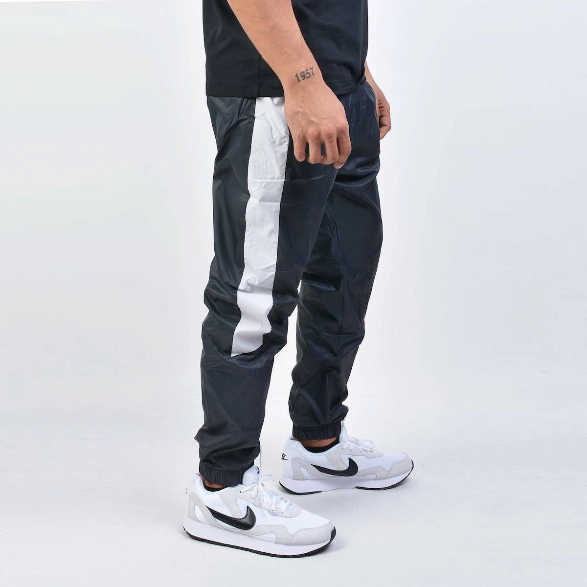 Nike track sweatpants discount