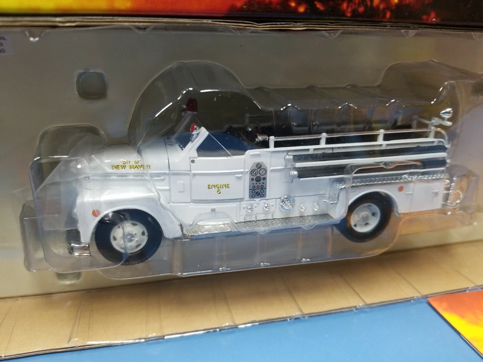 CORGI HEROES UNDER FIRE  SEAGRAVE  70TH ANNIVERSARY OPEN CAB  NEW HAVEN, CT NEW  - Image 2 of 4
