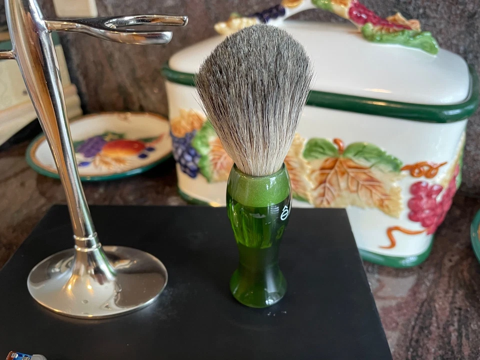 eShave Designer Shaving Set - 5-blade Razor, Brush, T-Stand in Green - New - Image 3 of 4
