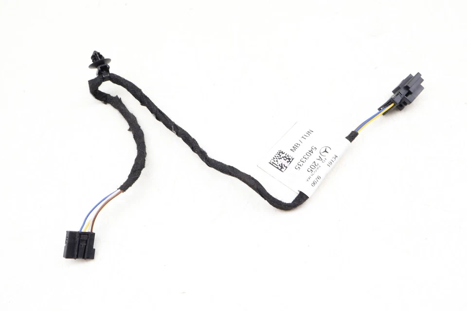 MERCEDES-BENZ C63 AMG S - Luz delantera para reposapiés / conector de arnés de cableado de asiento Foto 2 de 4