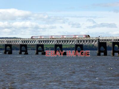 FOTO EIN LANGLAUFZUG ÜBER DIE TAY-BRÜCKE DIE BASIS DER PIERS VON TH