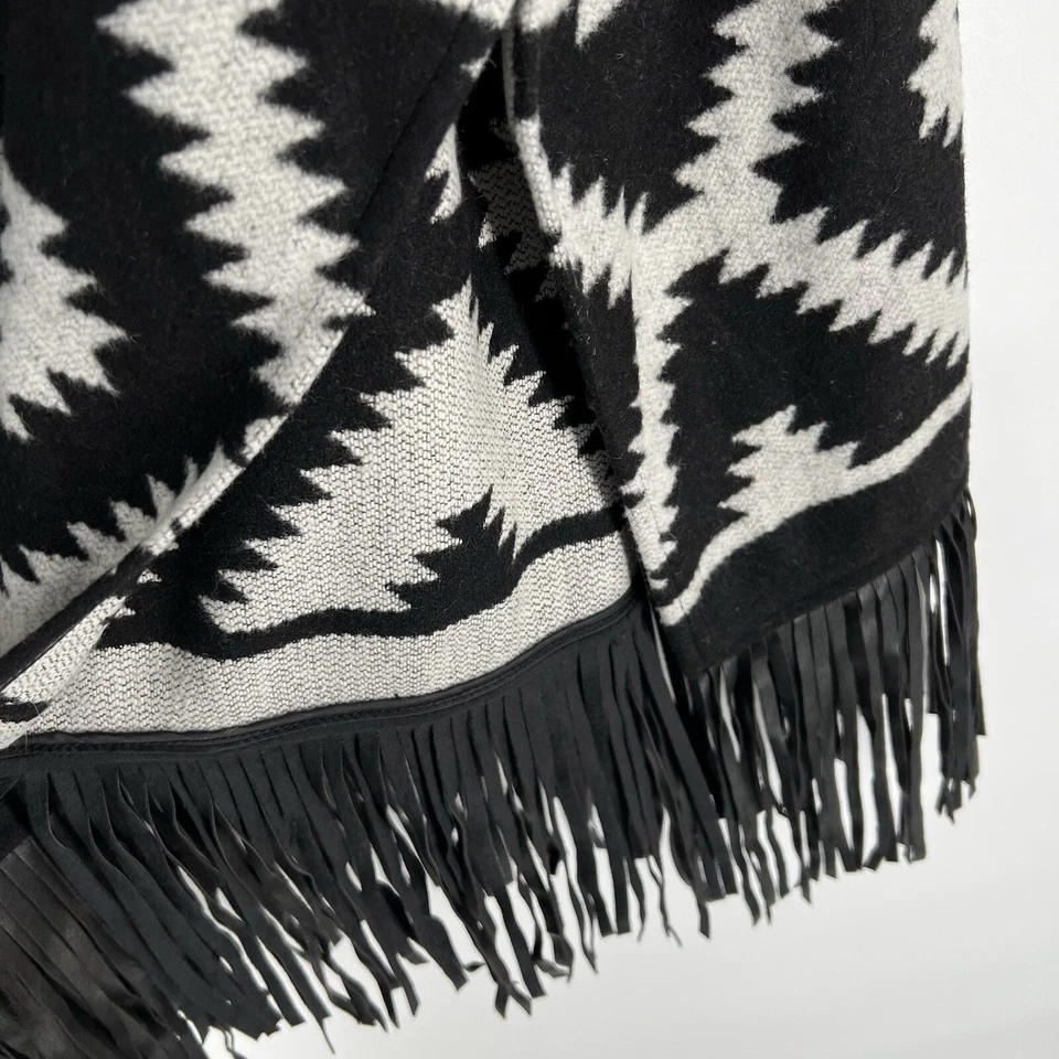 Poncho feminino BCBG BCBGeneration mistura de lã tamanho XS cinza padrão asteca franja - Imagem 4 de 4