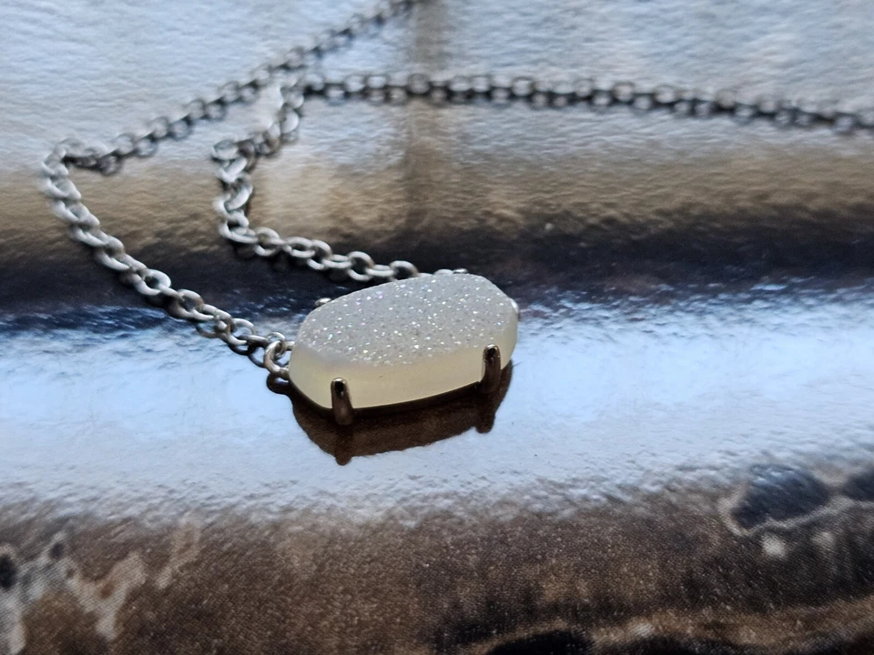 Collar Kendra Scott Ever Rhd 970 usado tono plata Foto 2 de 4