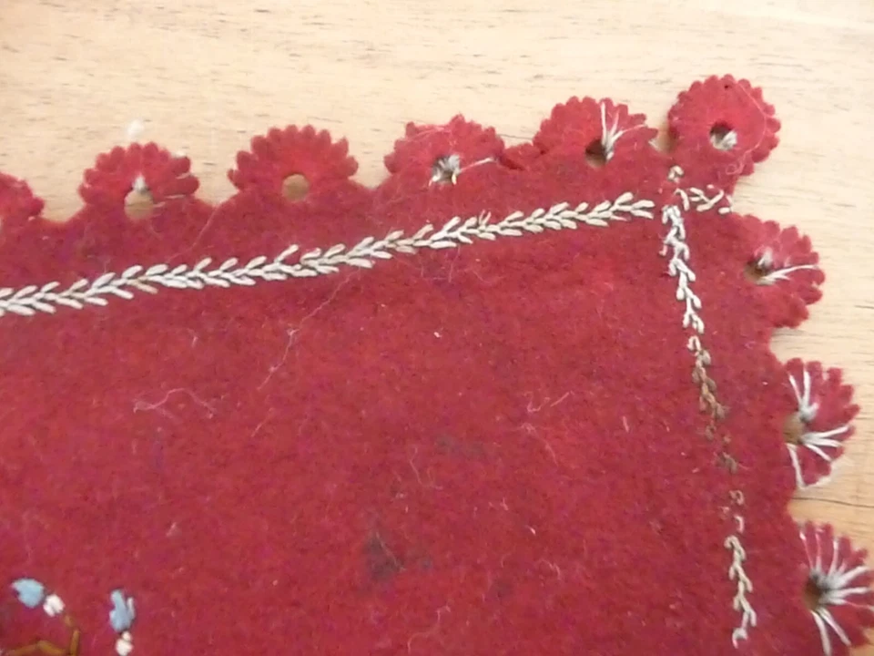 Linge ancien ravissant Napperon feutrine bordeaux brodée ( ref 22 ) - Photo 3/4