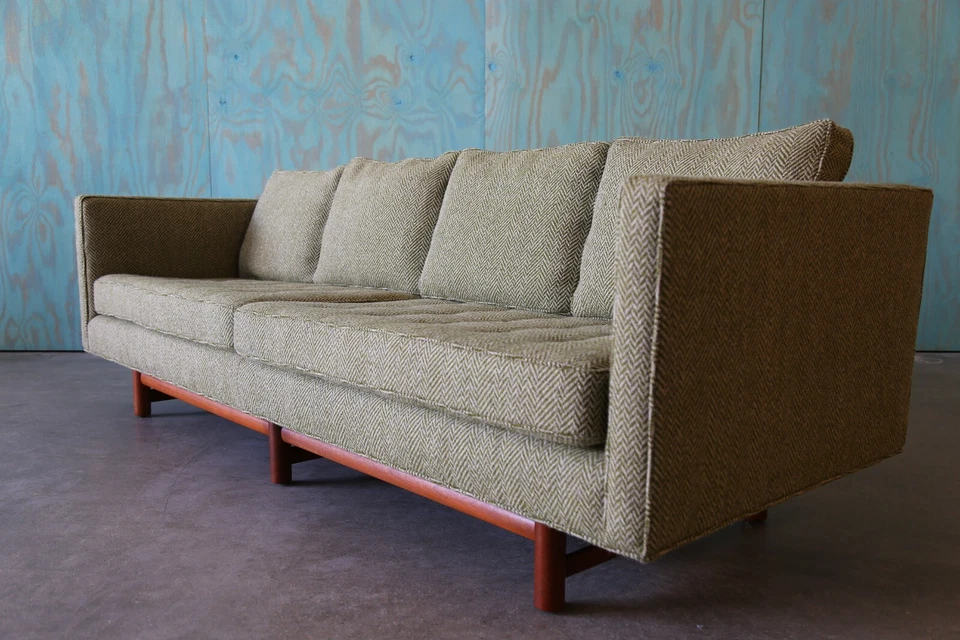 1950-е Edward Wormley Dunbar Зеленый Шерстяной Диван модель 5138 Основание из Красного Дерева (2 Наличия) - Изображение 3 из 4