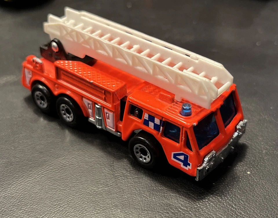 Lote de 6 caminhões de bombeiros Matchbox aeroporto motor de bombeiros veículo de comando snorkel - Imagem 2 de 4