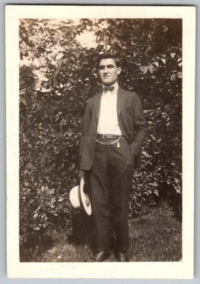 Vtg B&W Snapshot Dapper Man In Suit Bowtie Holding Hat Garden Shrubbery 1917