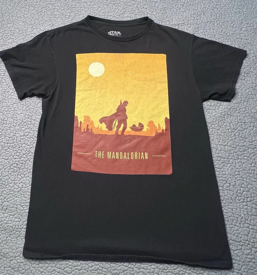 Camiseta Star Wars The Mandalorian Star Wars Hombre Talla Mediana Negra y Naranja  Foto 2 de 4