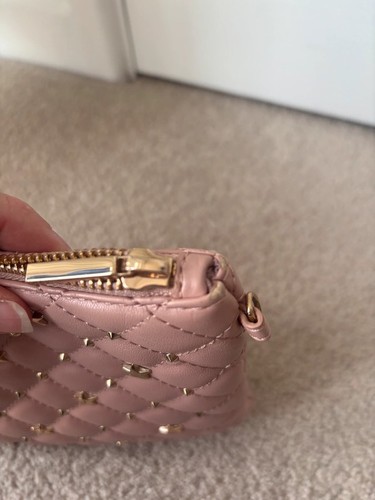 Borsa a mano pochette Liu Jo rosa pallido trapuntata oro stella borchiata - Foto 6 di 8