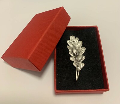 EICHENBLATT UND EICHELN ZINN ANSTECKNADEL ABZEICHEN BROSCHE REVERS ROT GESCHENKBOX GEBURTSTAG WEIHNACHTEN