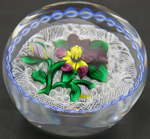 Exquisite BOB BANFORD Vibrant PANSY FLOWER over LATTICINO Art Glass PAPERWEIGHT - Picture 4 of 7