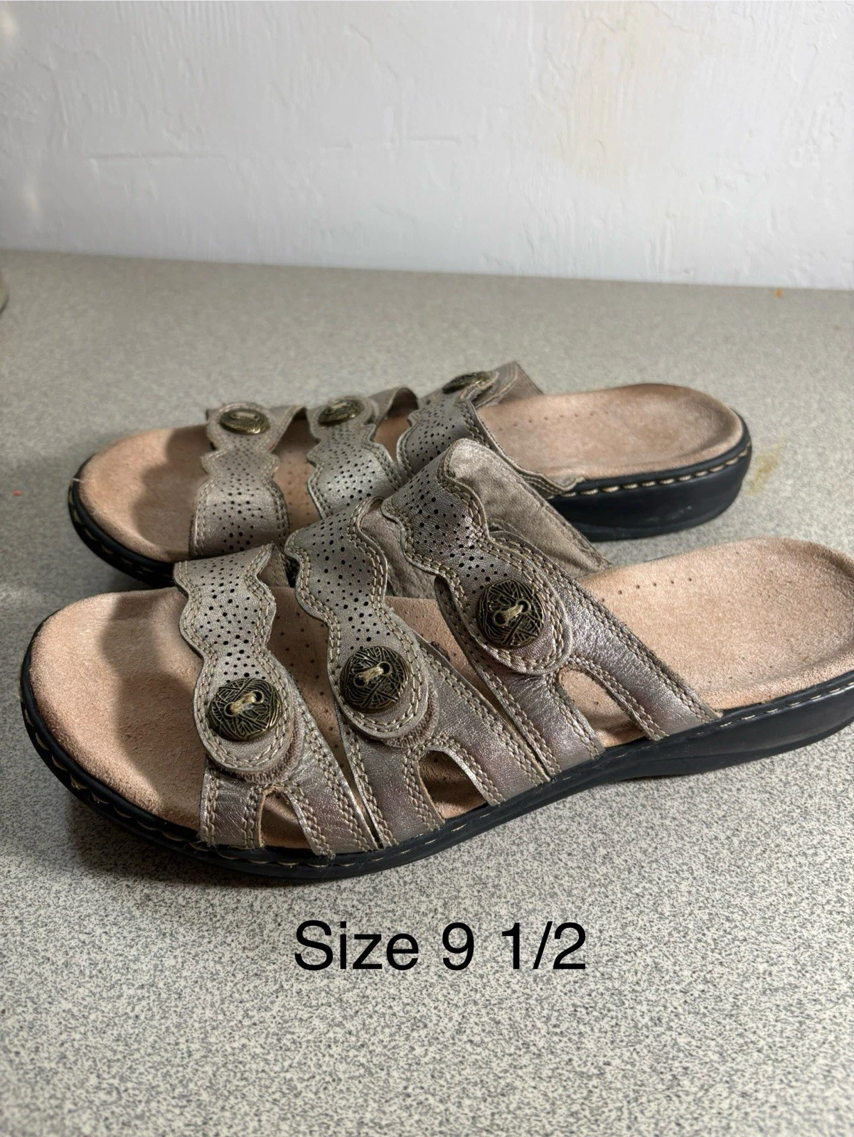 CLARKS Sandali Clark's Leisa in peltro US 9 5 M dettaglio unico con bottoni sulle cinturini