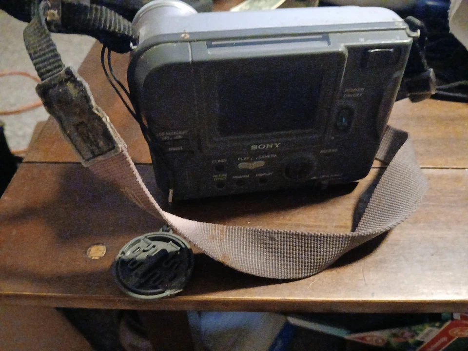 Sony FD Mavica Digital Floppy Disk Camera MVC-FD71 - Image 4 of 4