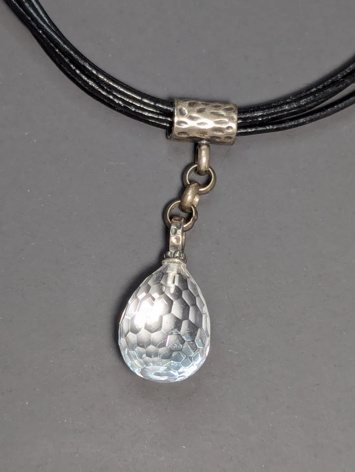 Collar con cordón de cuero con gota de cristal de cuarzo facetado de plata de ley Silpada N1494